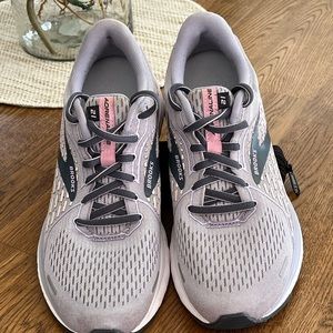 BROOKS ADRENALINE 21  Sz. 9. Light grey with pink.